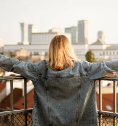 mujer viendo ciudad