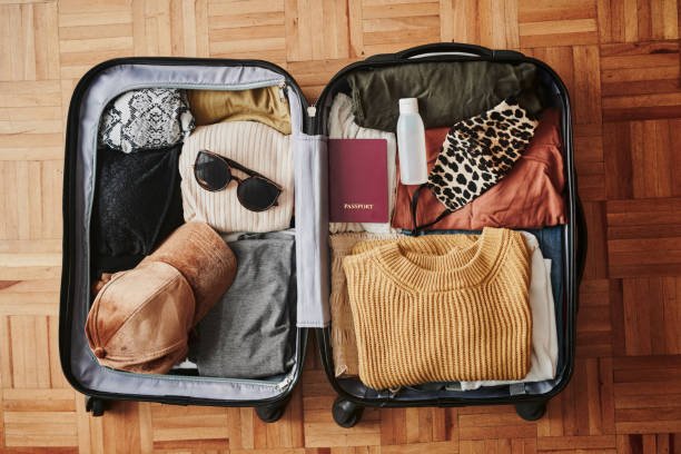 Joven preparando su maleta sin conocer el destino, representando la emoción de los viajes sorpresa